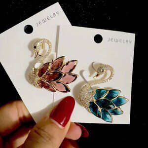 Swan brooch / Golden plate